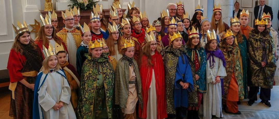 Das Bild zeigt Sternsinger beim Bundespräsidenten Frank Walter Steinmeyer