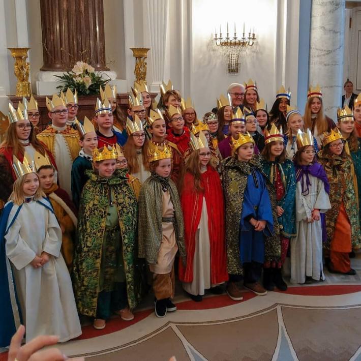 Das Bild zeigt Sternsinger beim Bundespräsidenten Frank Walter Steinmeyer