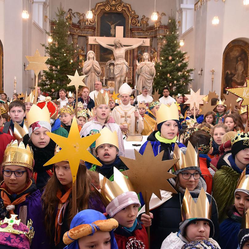 Das Bild zeigt die Sternsinger Aussendung in Völklingen