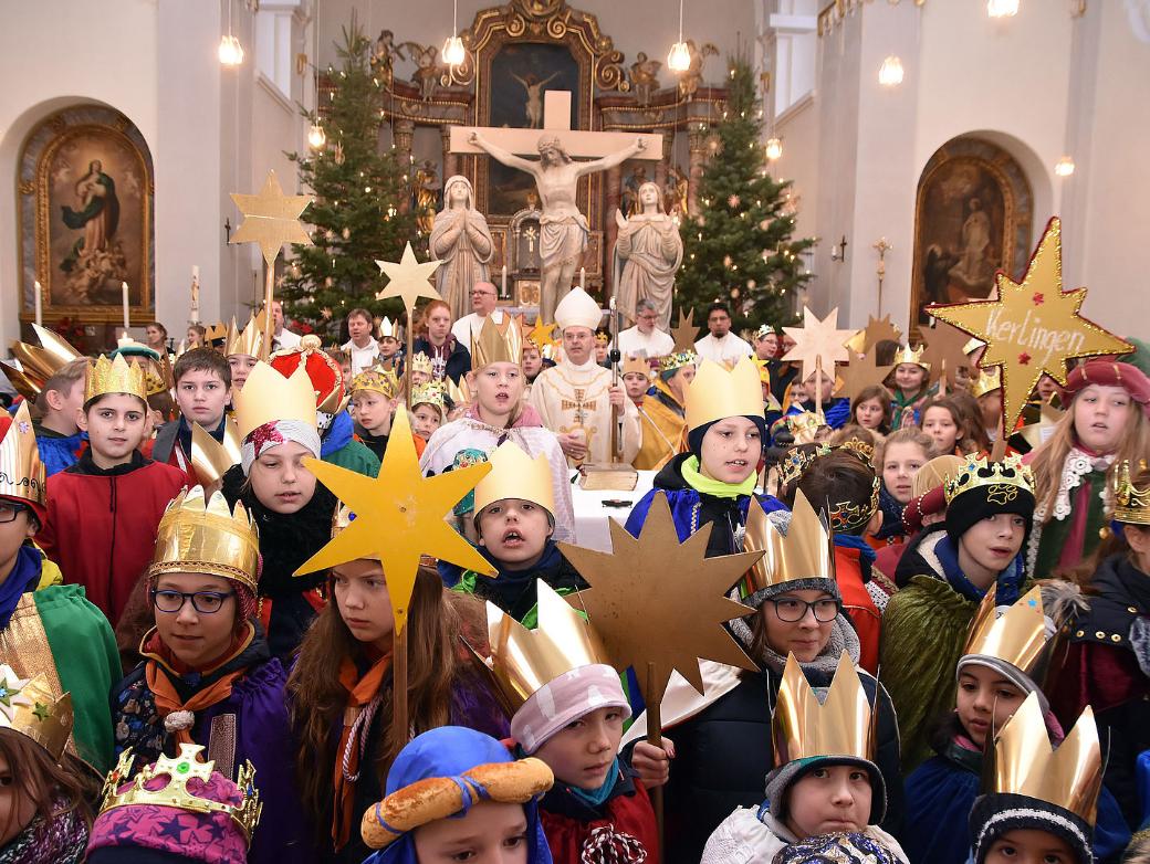 Das Bild zeigt die Sternsinger Aussendung in Völklingen