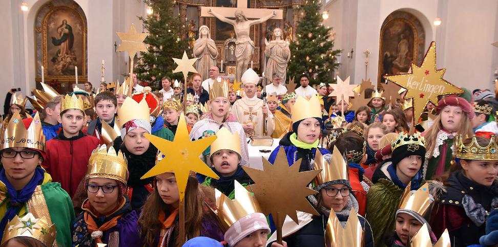 Das Bild zeigt die Sternsinger Aussendung in Völklingen