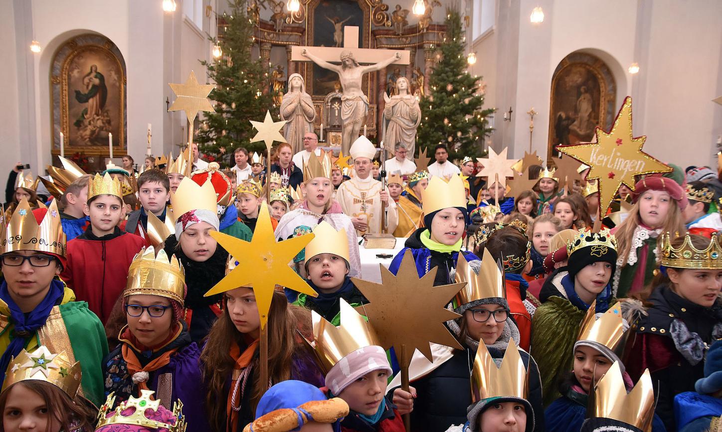 Das Bild zeigt die Sternsinger Aussendung in Völklingen