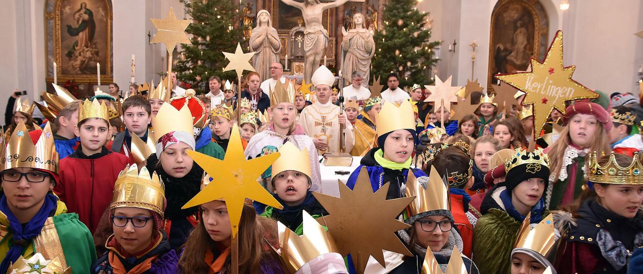 Das Bild zeigt die Sternsinger Aussendung in Völklingen