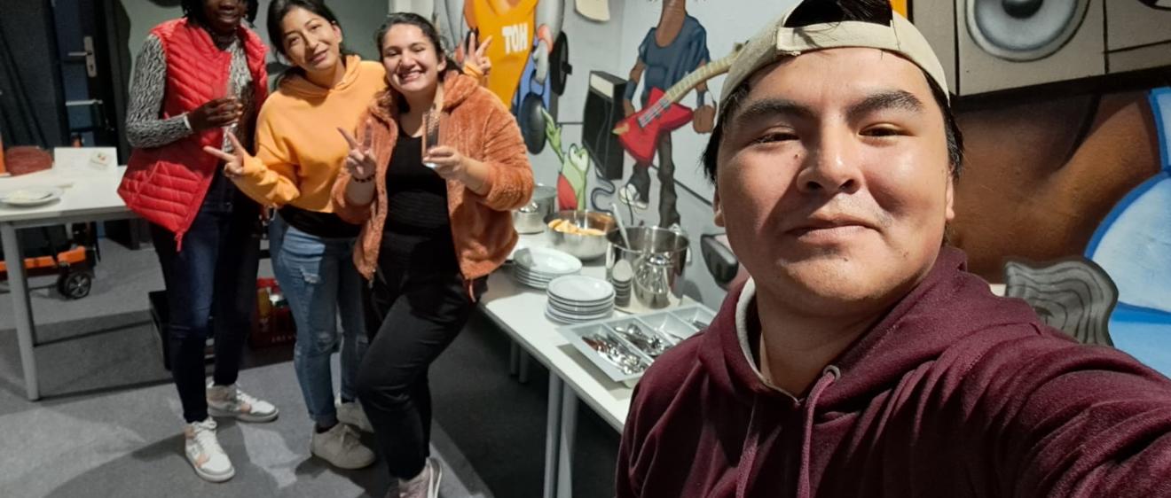 Das Bild zeigt bolivianische Jugendliche beim Kochen