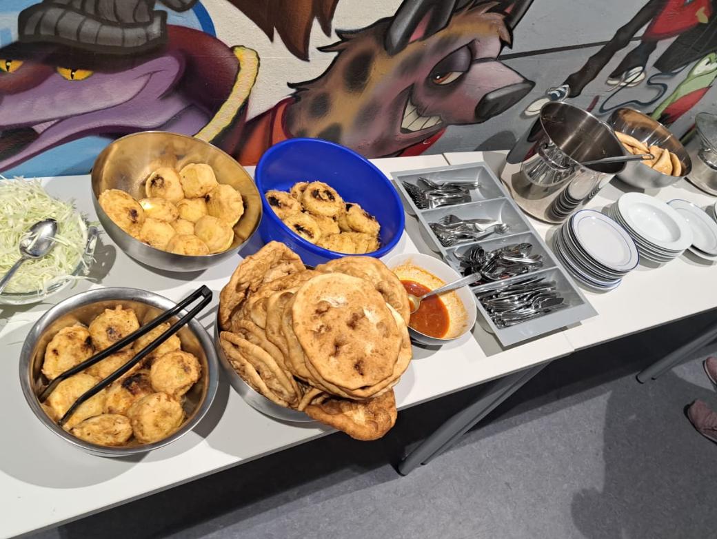 Das Bild zeigt eine Tafel mit gekochten traditionellen Gerichten aus Bolivien