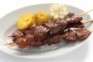 Das Bild zeigt das bolivianische Gericht Anticuchos, eine Art Fleischspieße