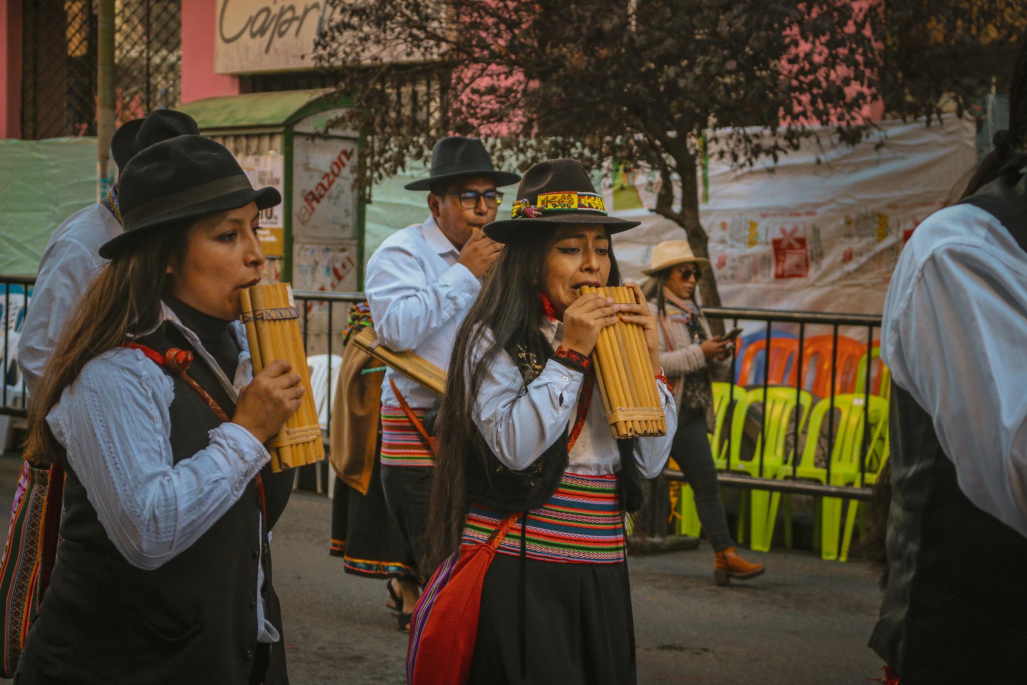 Das Bild zeigt zwei junge Frauen mit Panflöten in Bolivien