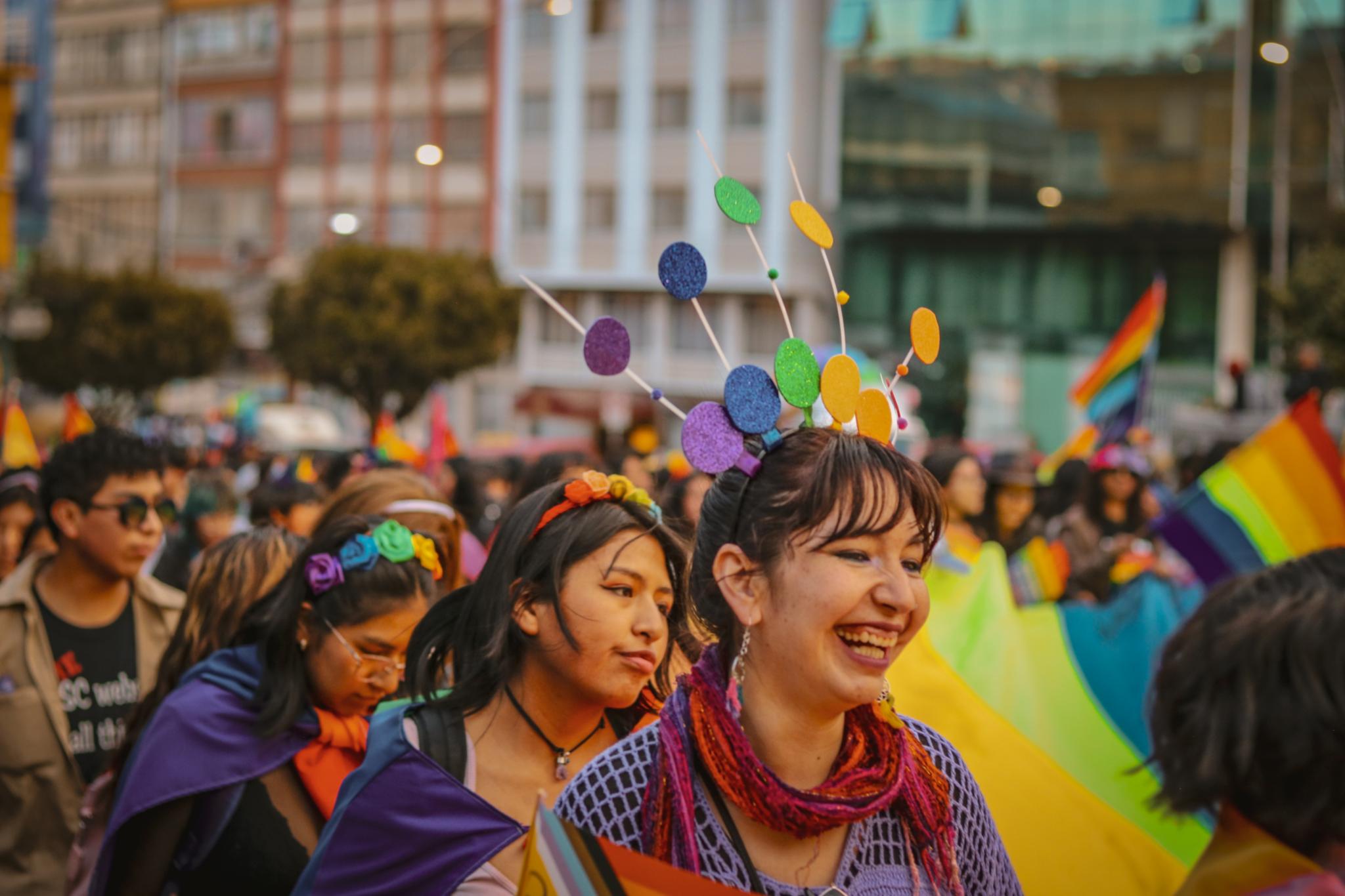 Das Bild zeigt eine LGBTQ Parade in Bolivien.