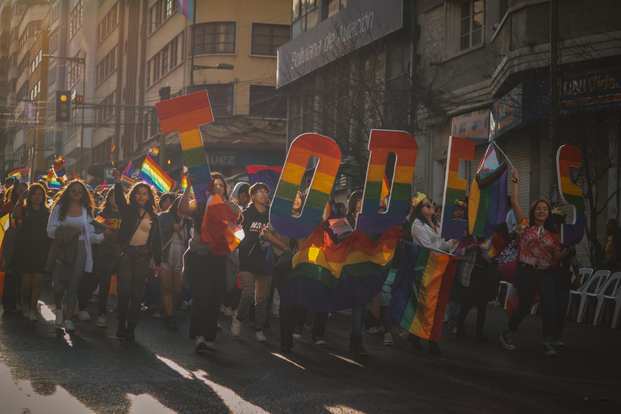 Das Bild zeigt eine LGBTQ Parade in Bolivien.