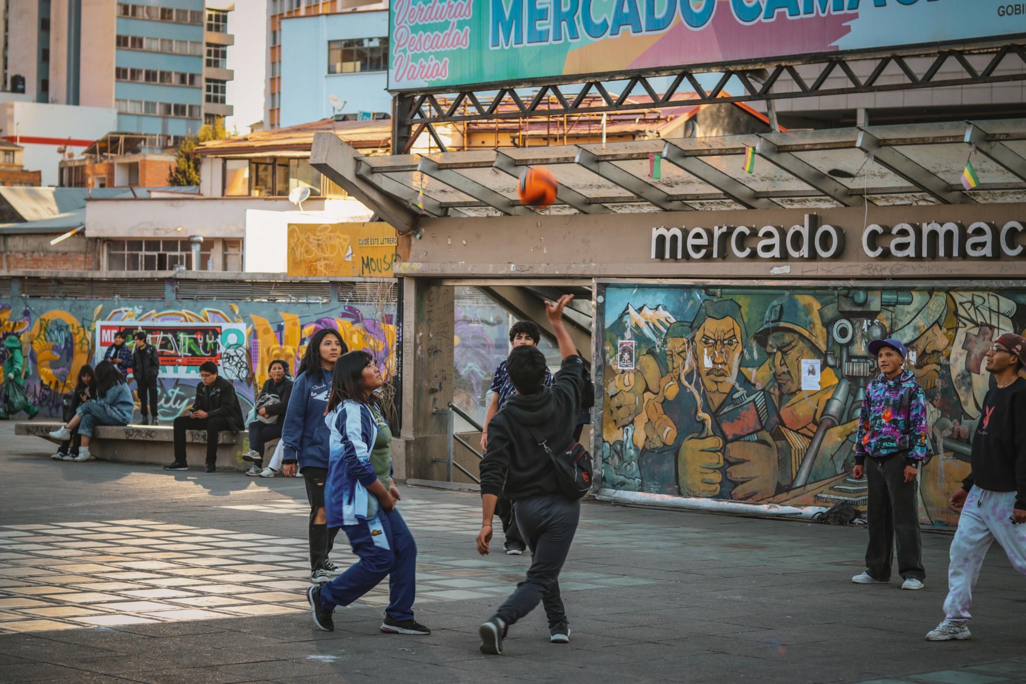 Das Bild zeigt die Plaza Camacho, ein beliebter städtischer Platz im Stadtzentrum von La Paz .