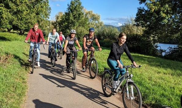 Das Bild zeigt Jugendliche von vorne beim Radfahren