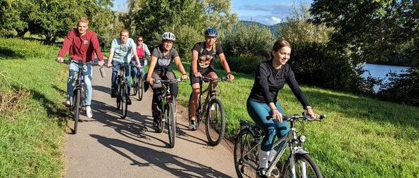 Das Bild zeigt Jugendliche von vorne beim Radfahren