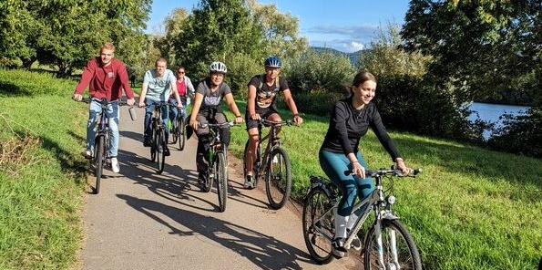 Das Bild zeigt Jugendliche von vorne beim Radfahren