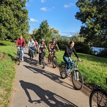 Das Bild zeigt Jugendliche von vorne beim Radfahren