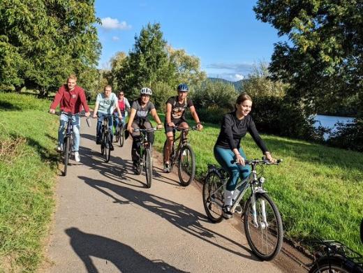 Das Bild zeigt Jugendliche von vorne beim Radfahren