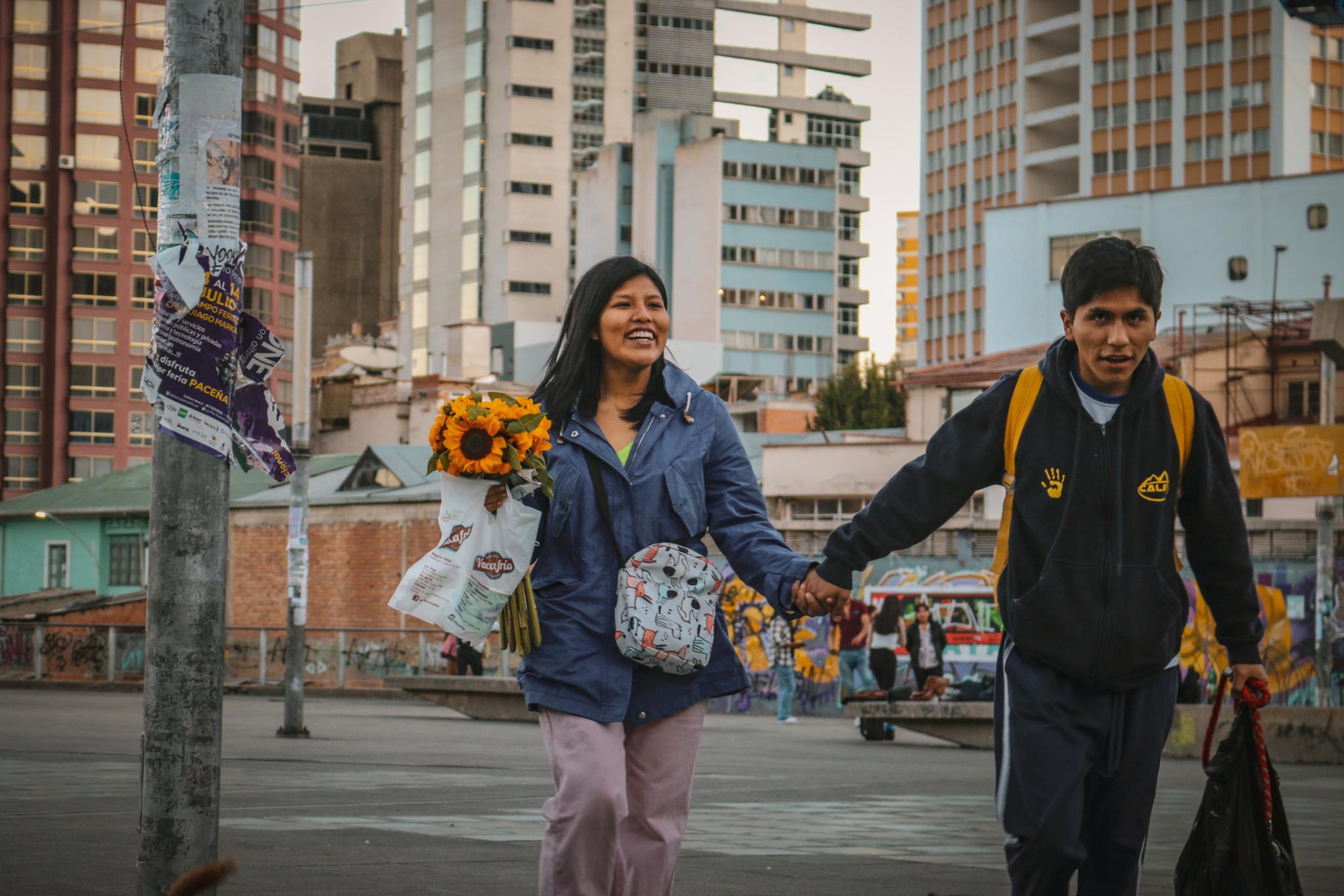 Das Bild zeigt ein händchenhaltendes Pärchen in Bolivien.