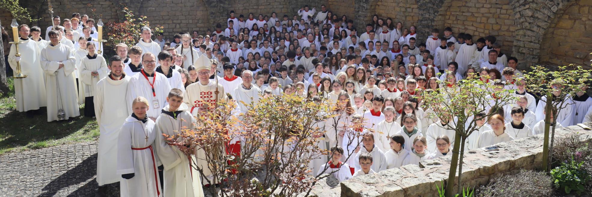 Messdiener mit Bischof im Bischofsgarten