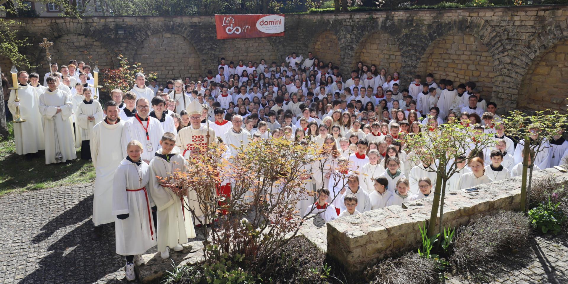 Messdiener mit Bischof im Bischofsgarten