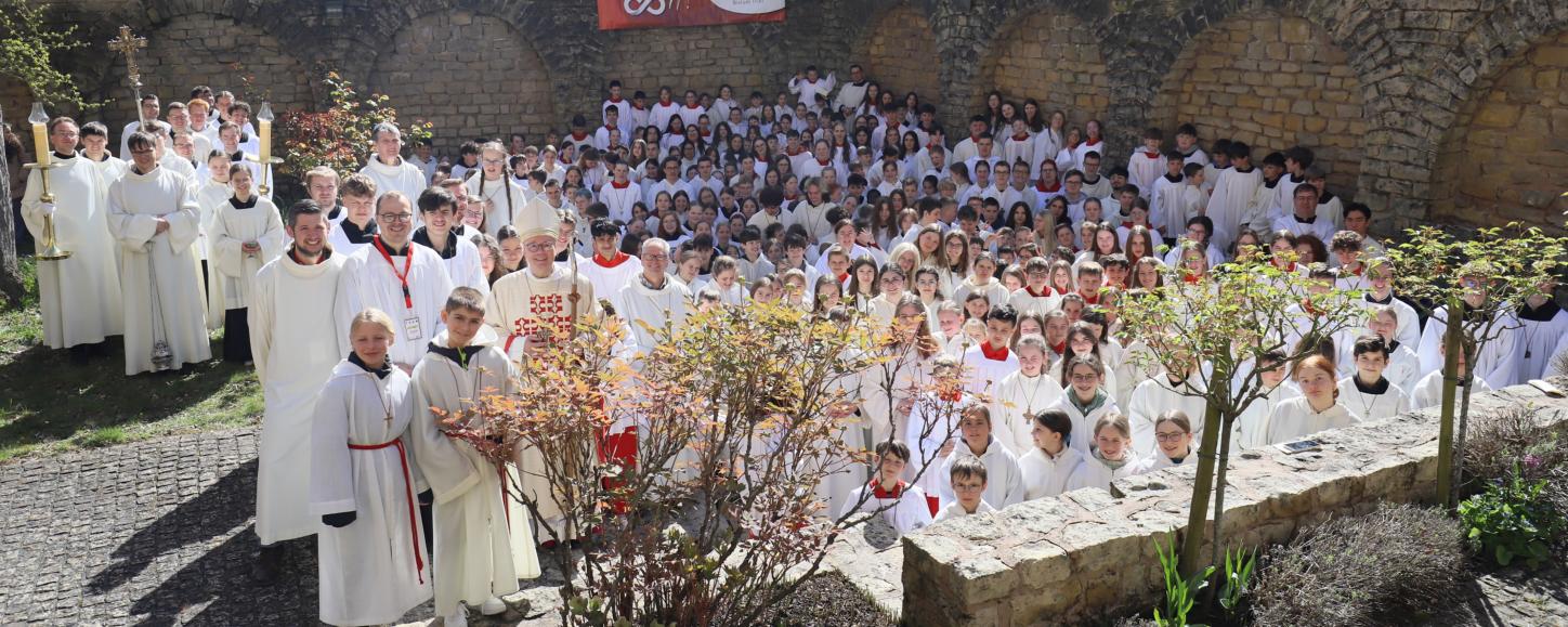 Messdiener mit Bischof im Bischofsgarten
