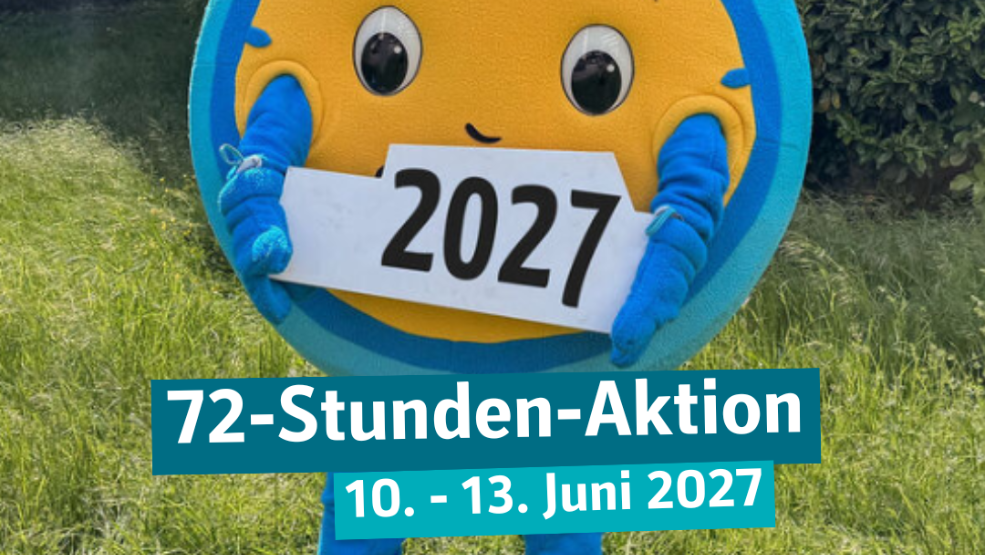 Das Bild zeigt eine Person in einem Kostüm einer Stoppuhr. Sie hält die Zahl 2027.