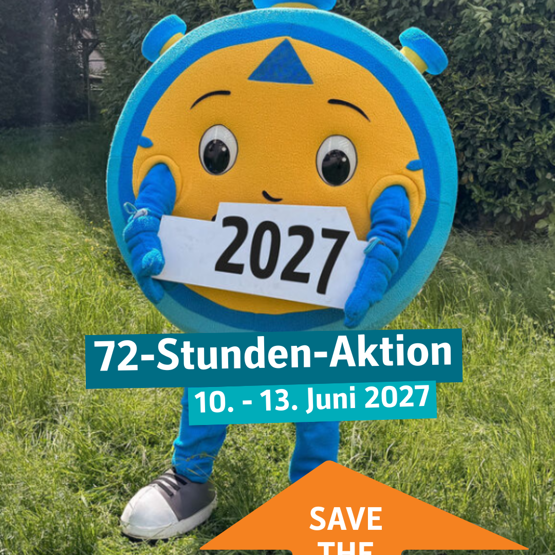 Das Bild zeigt eine Person in einem Kostüm einer Stoppuhr. Sie hält die Zahl 2027.