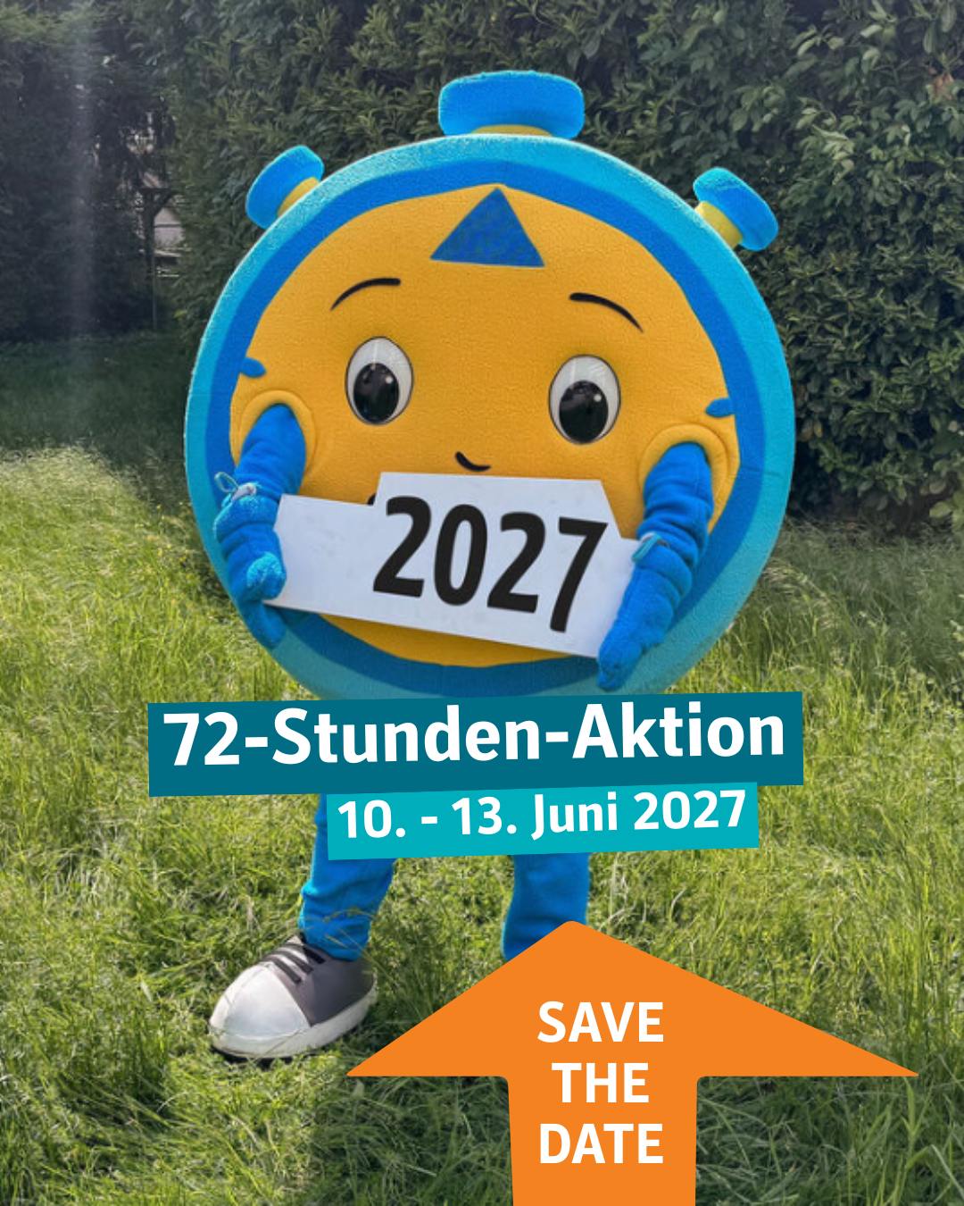 Das Bild zeigt eine Person in einem Kostüm einer Stoppuhr. Sie hält die Zahl 2027.