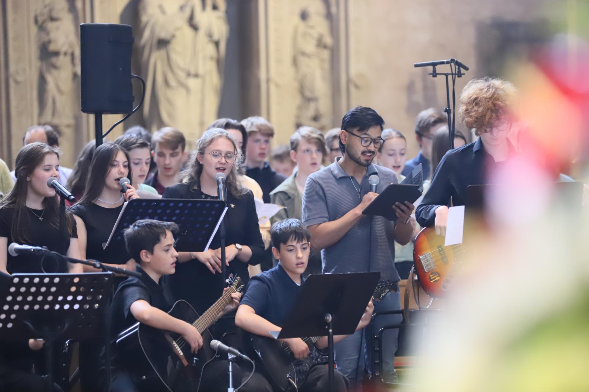 Junge Menschen machen Musik beim Jugendgottesdienst
