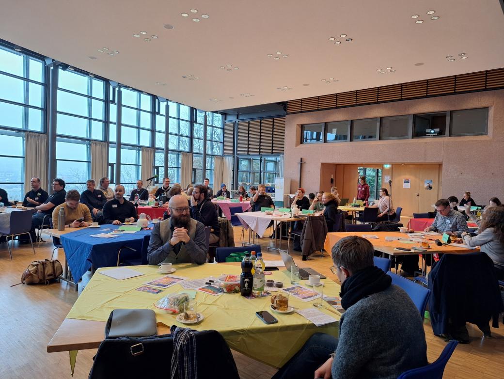 Das Bild zeigt eine Konferenz