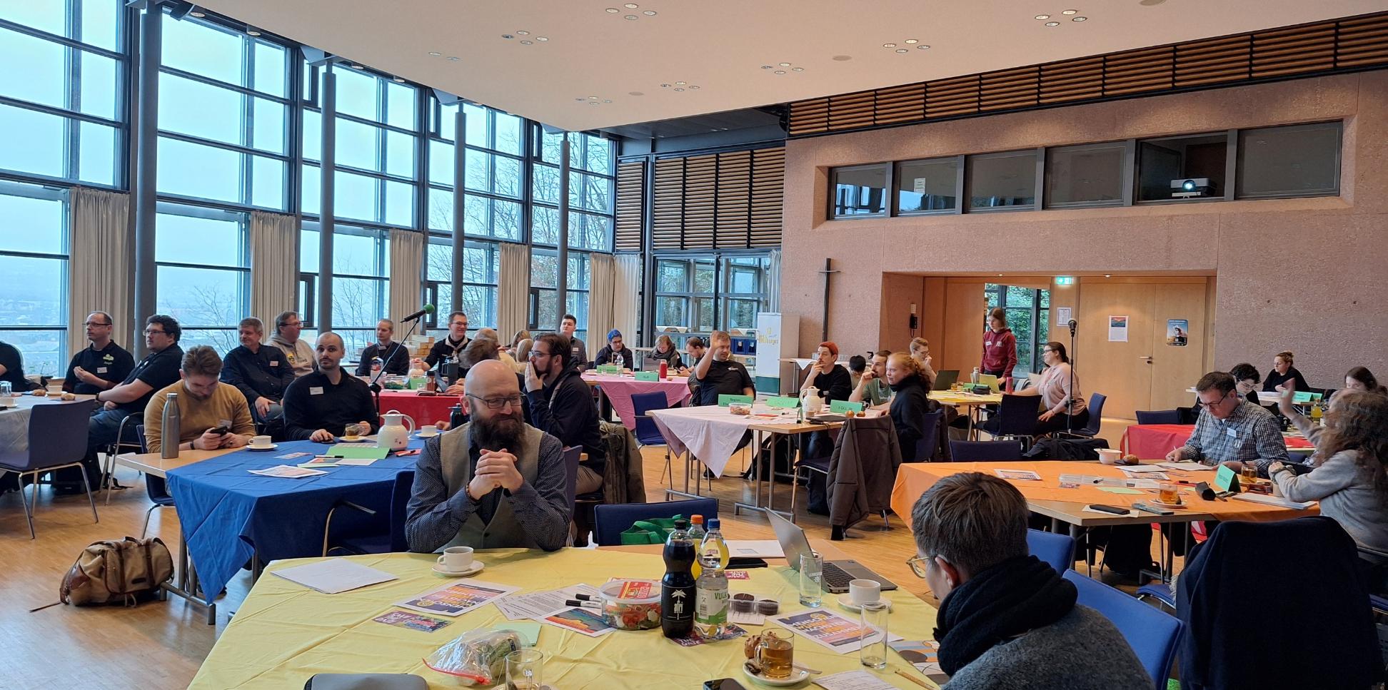 Das Bild zeigt eine Konferenz