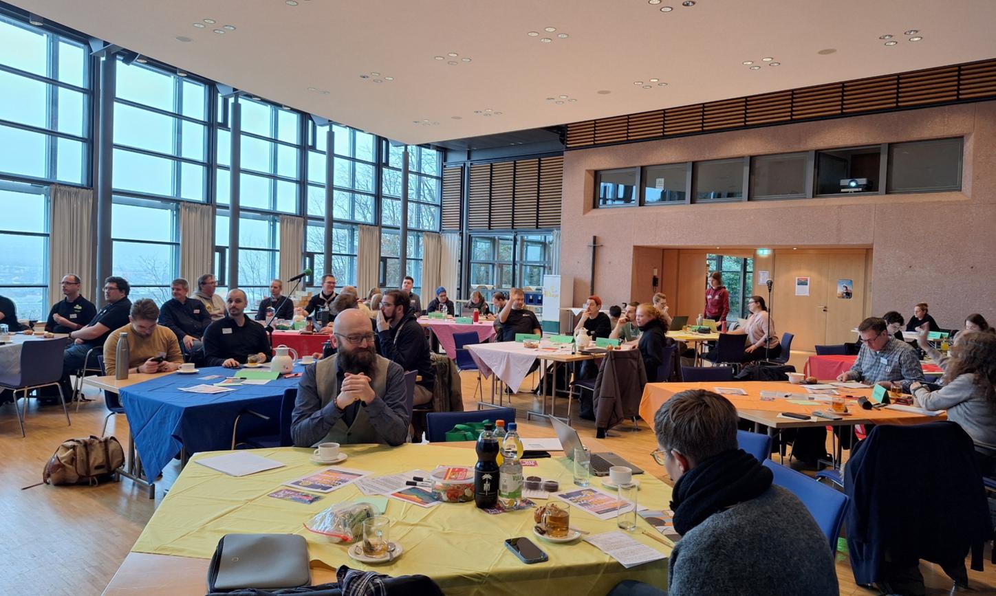 Das Bild zeigt eine Konferenz