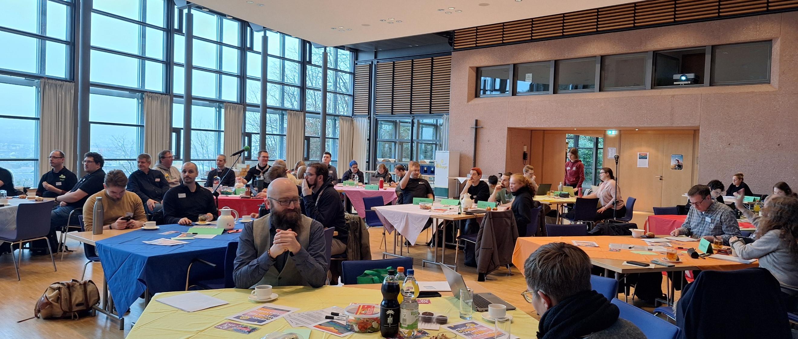 Das Bild zeigt eine Konferenz