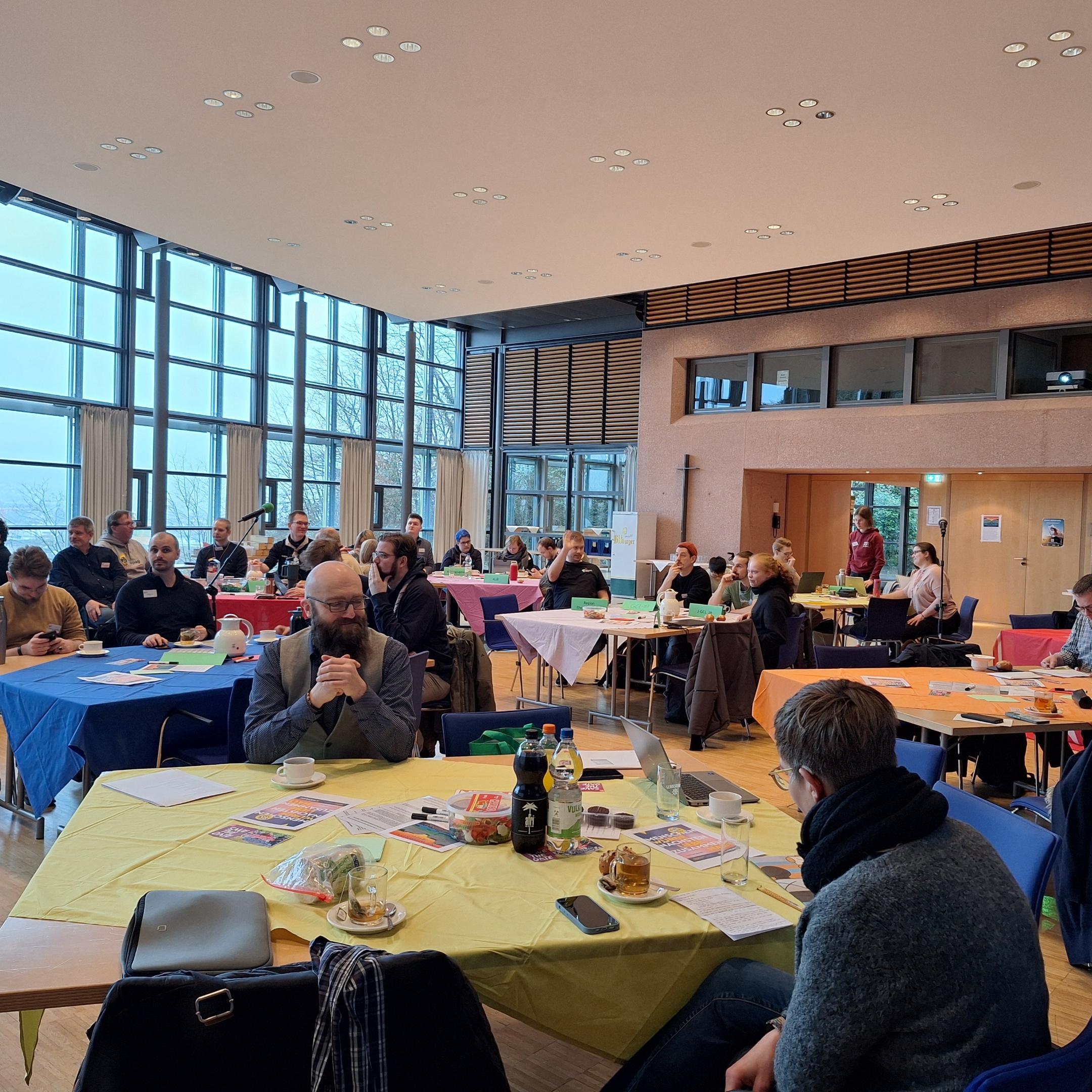 Das Bild zeigt eine Konferenz
