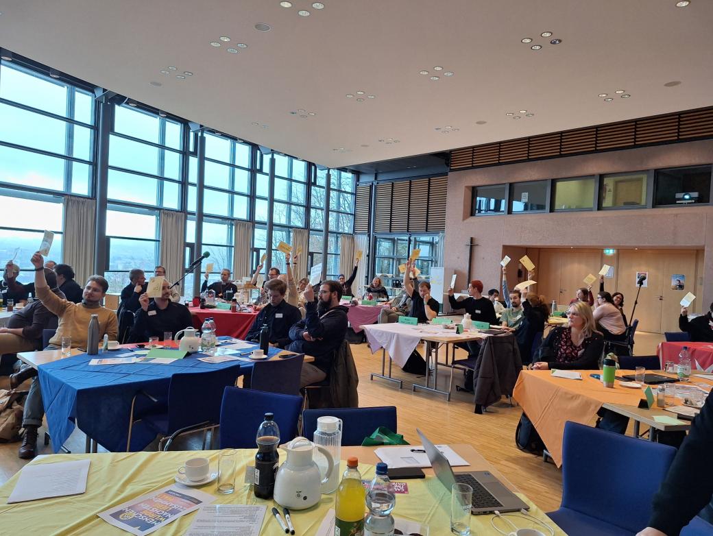Das Bild zeigt eine Konferenz.