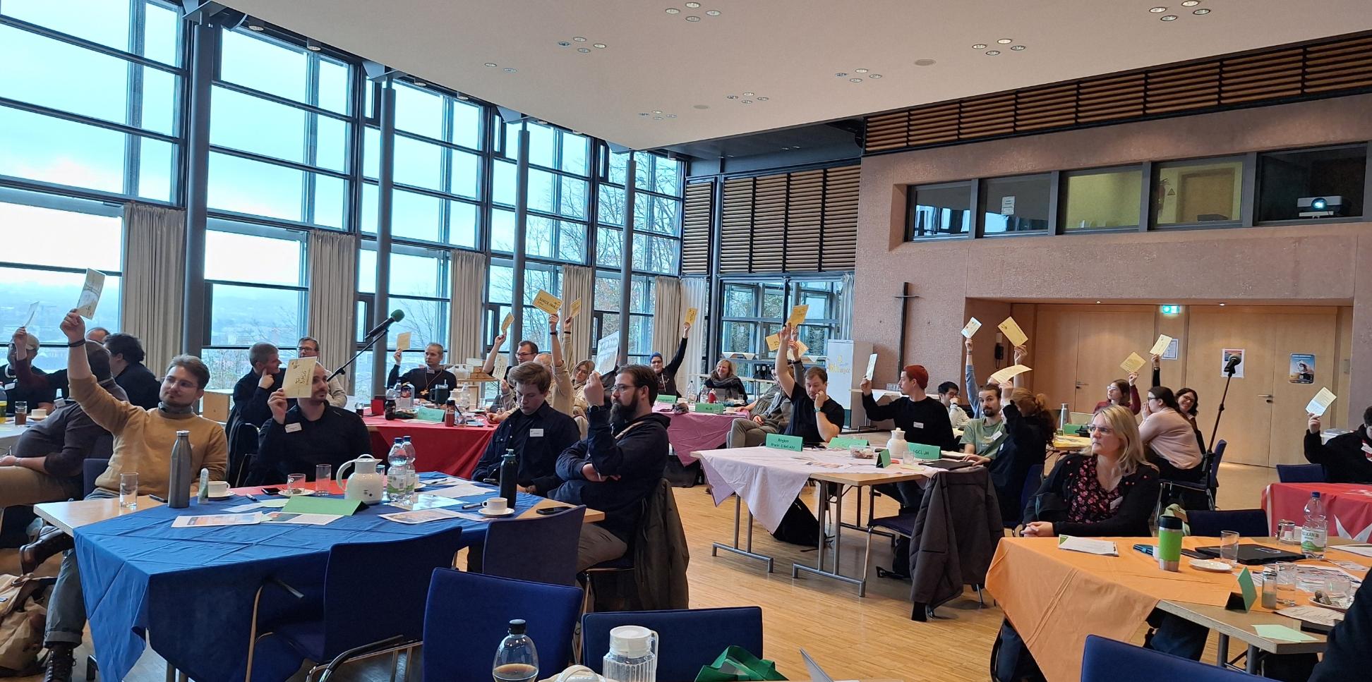 Das Bild zeigt eine Konferenz.