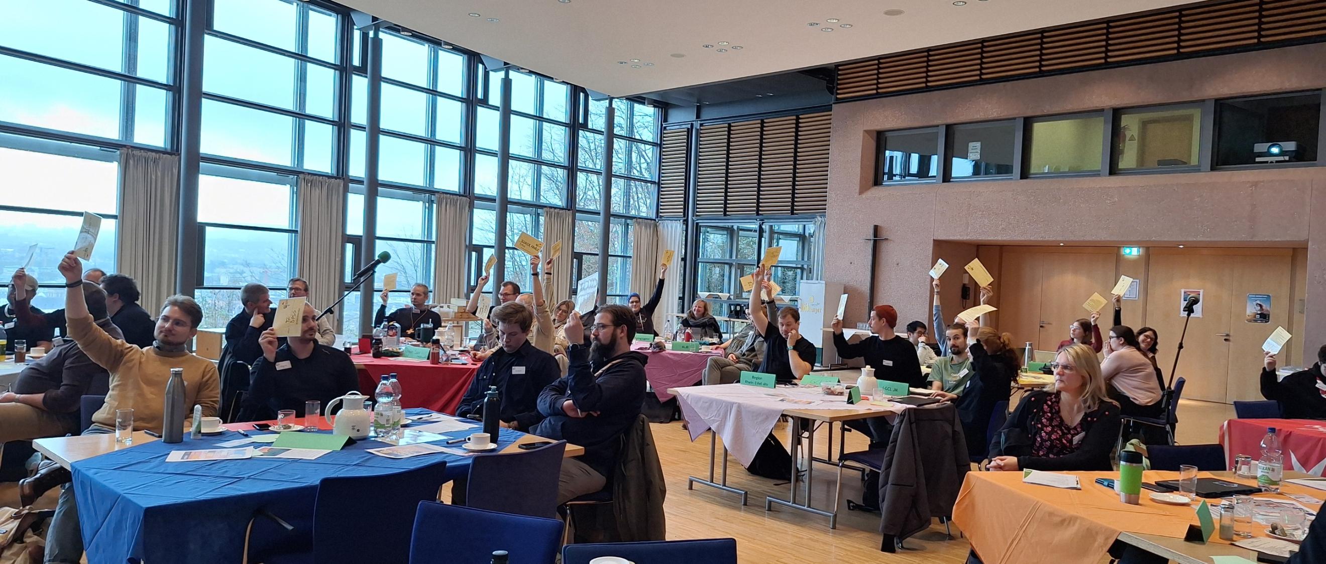 Das Bild zeigt eine Konferenz.