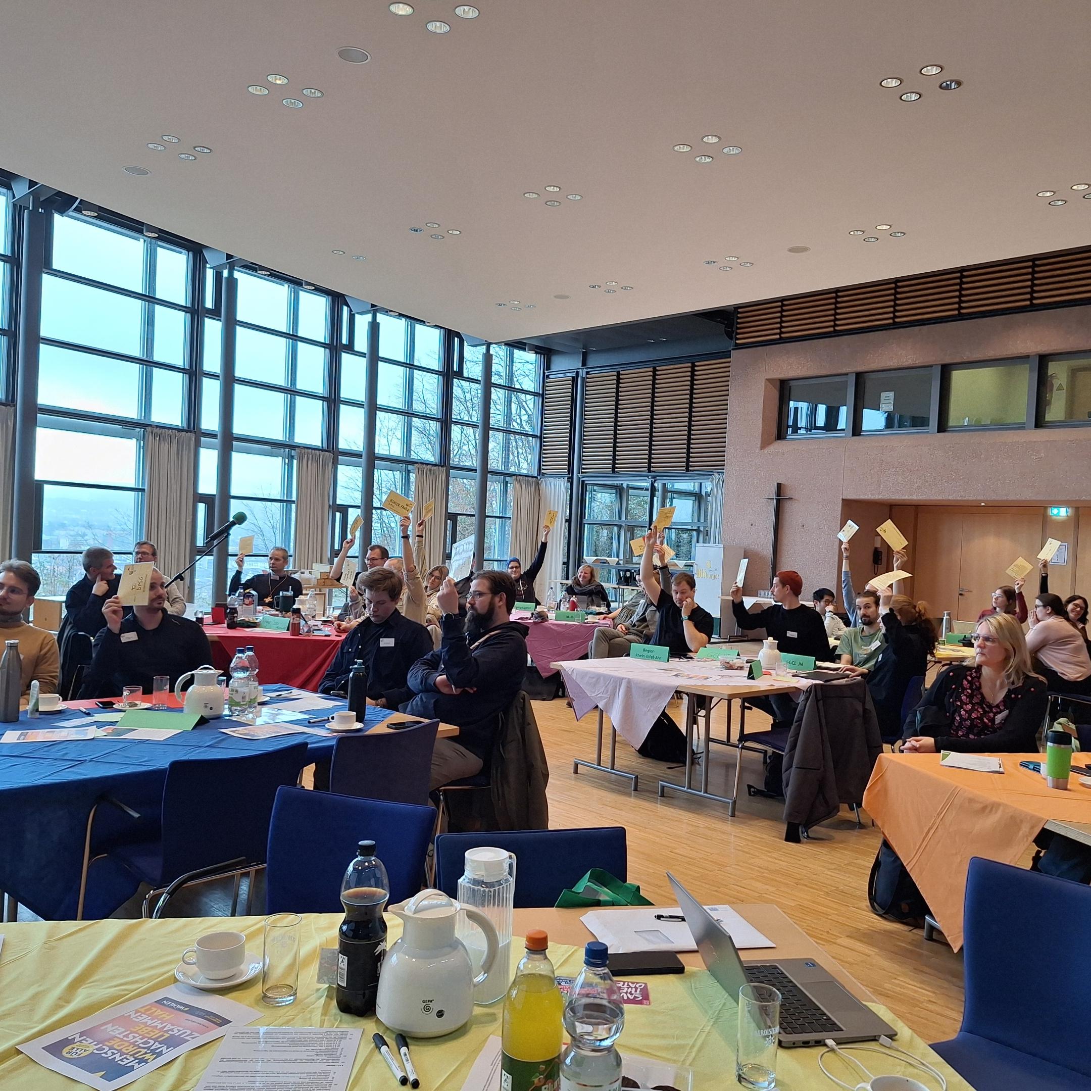 Das Bild zeigt eine Konferenz.