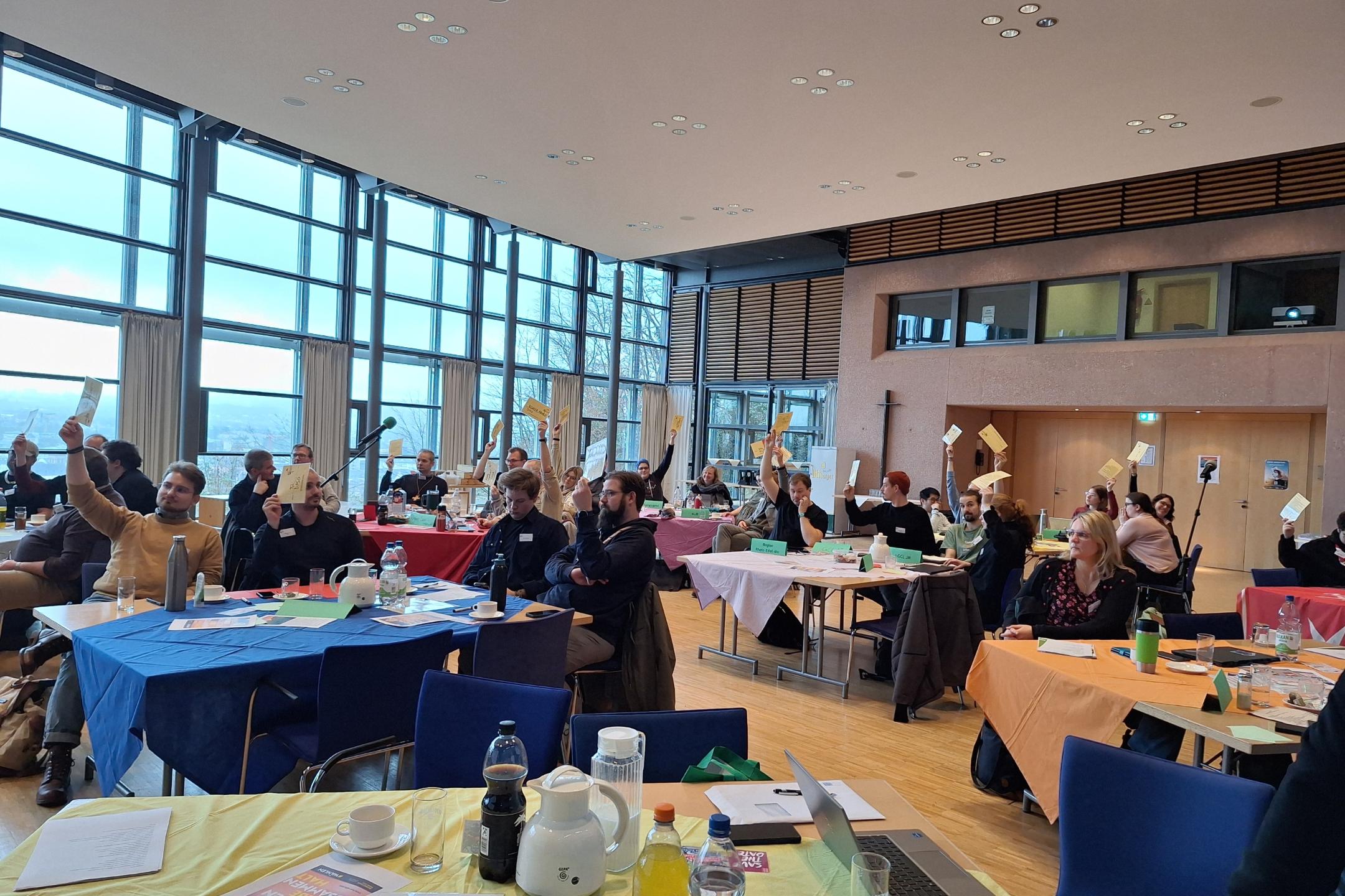 Das Bild zeigt eine Konferenz.