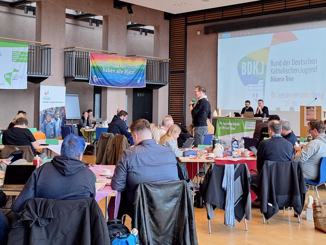 Das Bild zeigt eine Konferenz
