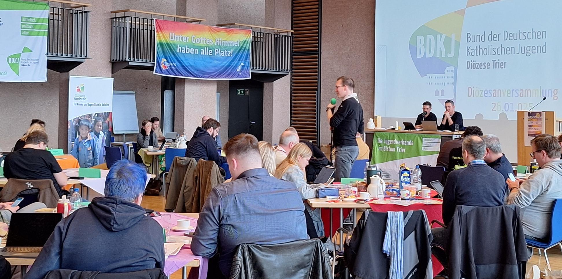 Das Bild zeigt eine Konferenz