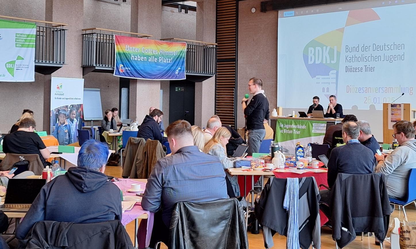 Das Bild zeigt eine Konferenz