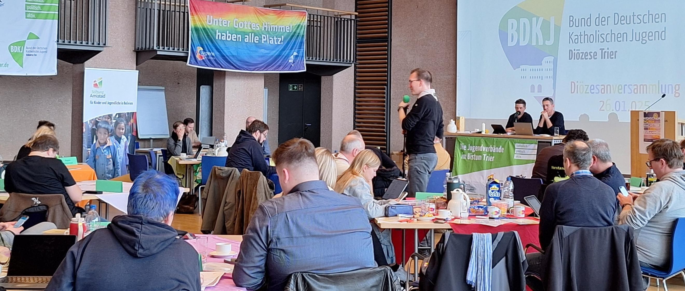 Das Bild zeigt eine Konferenz