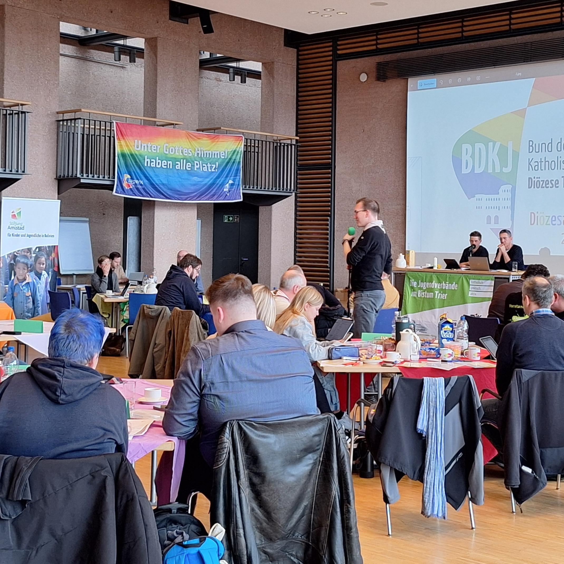 Das Bild zeigt eine Konferenz
