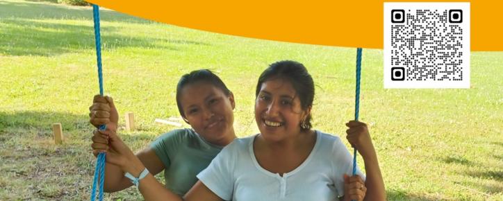 Das Plakat zeigt junge Damen aus Bolivien auf einer Schaukel, darüber steht 'Amistadt heißt für mich...'