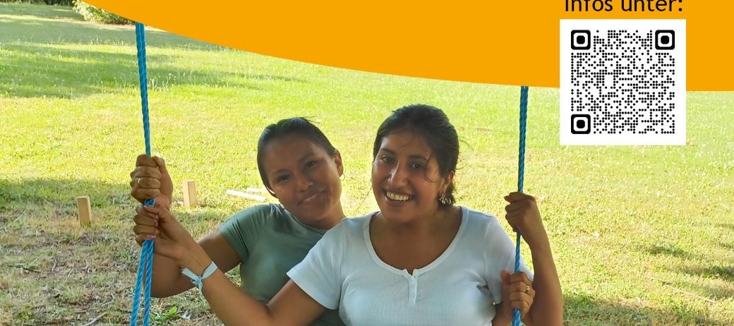 Das Plakat zeigt junge Damen aus Bolivien auf einer Schaukel, darüber steht 'Amistadt heißt für mich...'