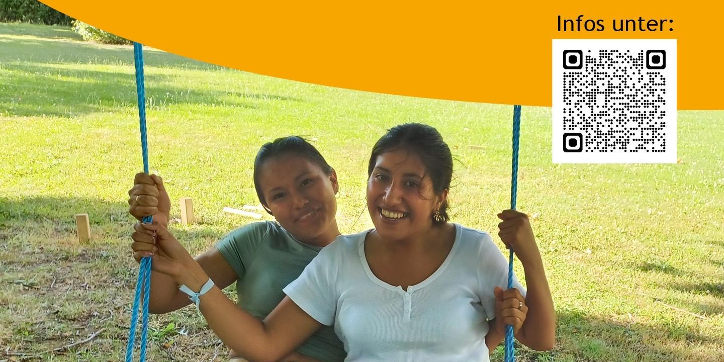 Das Plakat zeigt junge Damen aus Bolivien auf einer Schaukel, darüber steht 'Amistadt heißt für mich...'