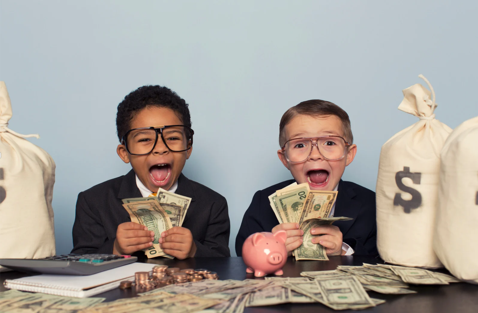 Kinder halten Geld in den Händen und schreien (c) Canva Kinder halten Geld in den Händen und schreien
