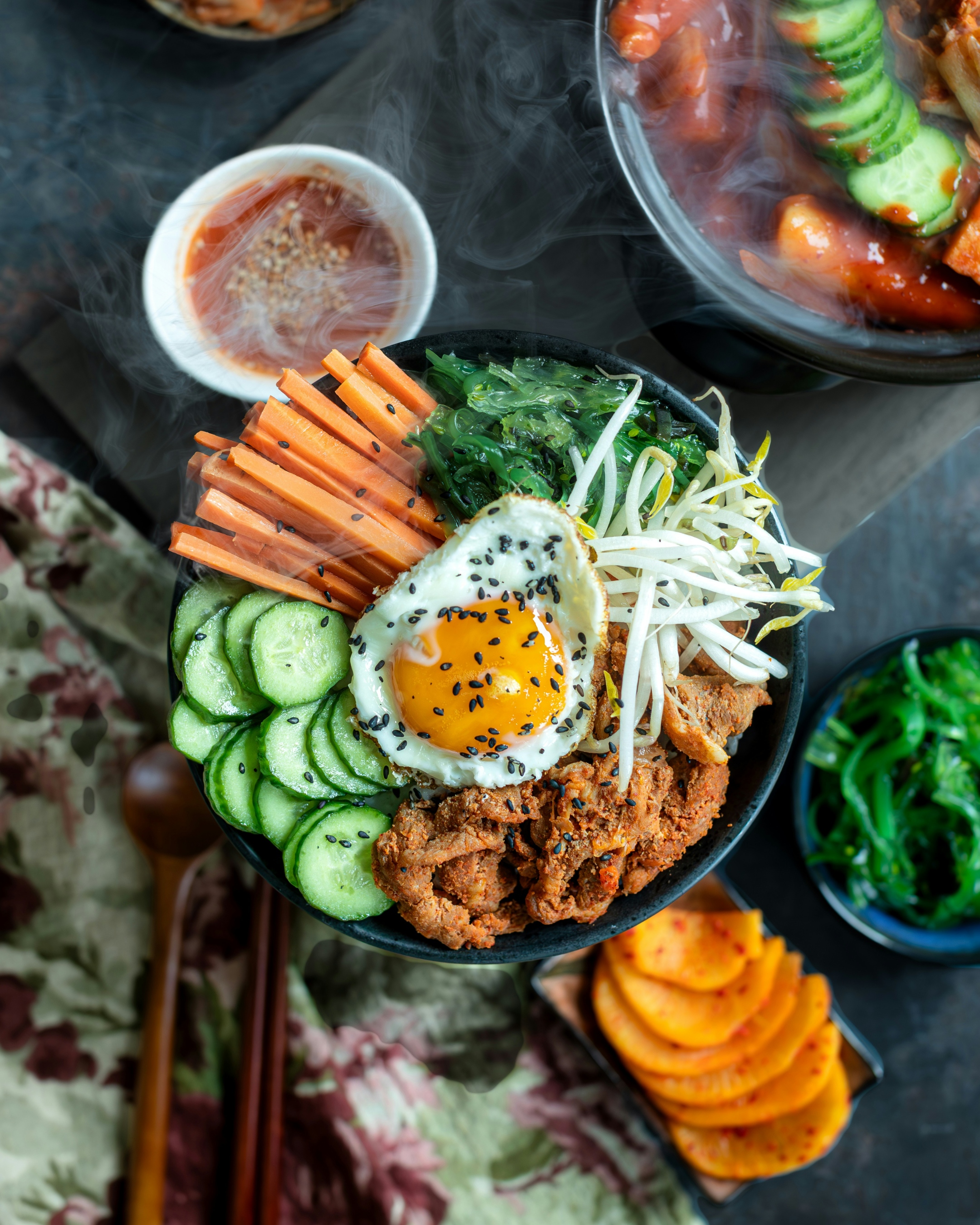 Bibimbap ist ein koreanisches Gericht mit Reis, verschiedenen Gemüsesorten, etwas Rindfleisch oder Tofu, einem rohen oder gebratenem Ei und Gochujang (Chilipaste)