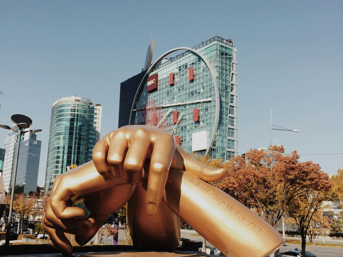 'Gangnam Style' Skulptur bildet die ikonische Handbewegung aus Psys Welthit 'Gangnam Style' nach. Wenn man sich ihr nähert, wird das Lied abgespielt