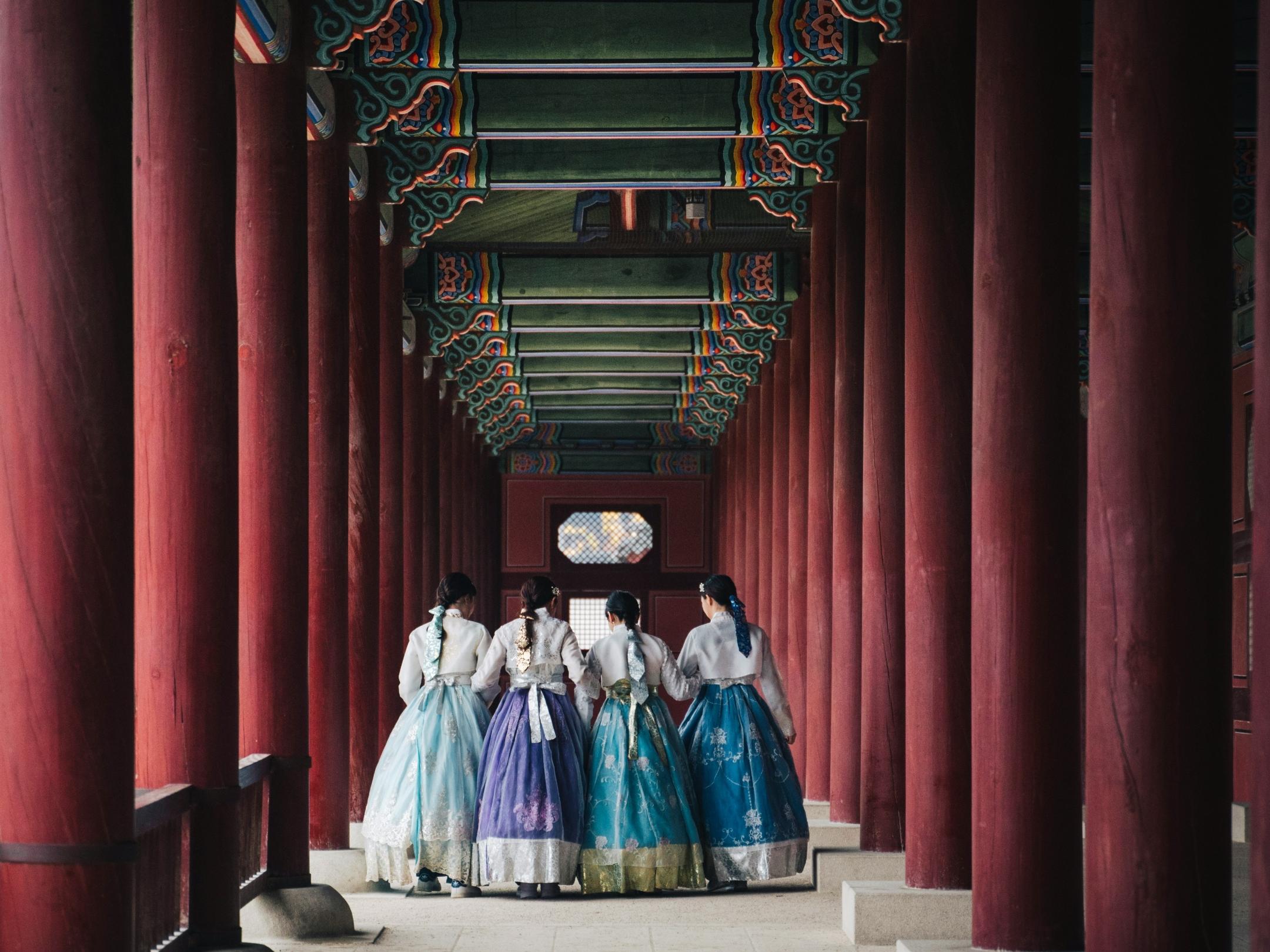 Frauen in traditioneller koreanischer Kleidung, Hanbok genannt, im Gyeongbokgung-Palast in Seoul